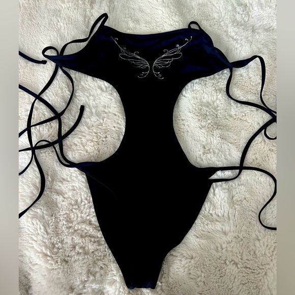 Victoria's Secret Black “ Frankies Bikinis”
One Piece Halter Swimsuit in L - Picture 1 of 9